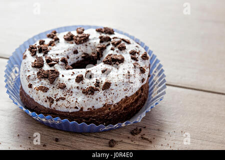 Oreo-Donut auf weiße Fläche Stockfoto