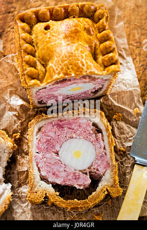 Ei und Pork pie Stockfoto