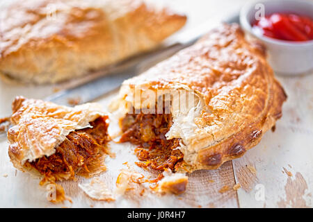 Gezogenes Schweinefleisch Gebäck in Barbecuesauce gewürzt Stockfoto