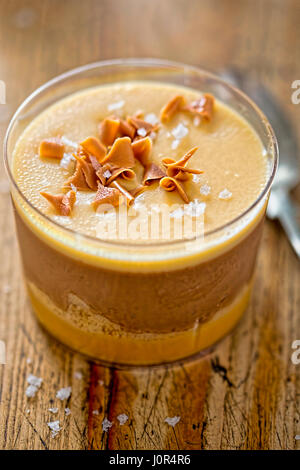 Meer Gesalzene Karamell und belgische Schokoladen mousse Stockfoto