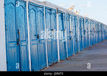 Folge der blauen Tür in Fischerdorf, Essaouira, Marokko Stockfoto