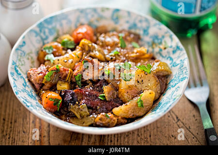 Langsam gekochte Lammschulter mit Karotten, Lauch und Kartoffeln Stockfoto