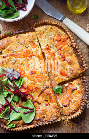 Tarte mit Lachs und dill Stockfoto