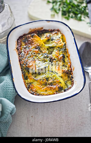 Kartoffel-Spinat-Gratin in cremige Knoblauchsauce Stockfoto