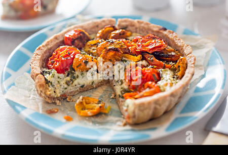 Tomaten-Tarte mit Mozzarella und Basilikum auf blaue Platte Stockfoto