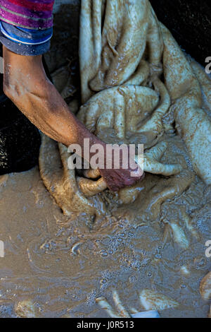 Hände von working man Leder waschen in der Gerbereien. Skins sind nass zu reinigen und zu erweichen. Alte Stadt Marokko, Januar 2017 Stockfoto