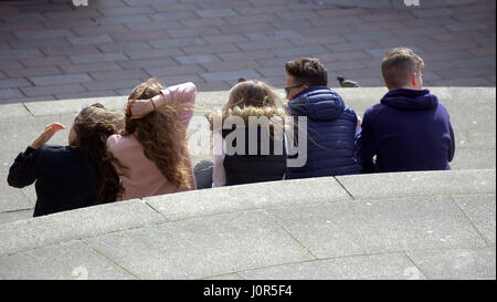 Haufen Sie Schar von Teenager-Kinder oder Kinder Jungen und Mädchen sitzen auf der Glasgow Konzert Halle Schritte an der Buchanan Street und Sauchiehall Street Stockfoto