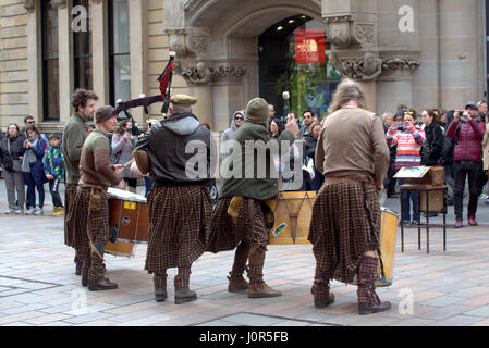 Clanadonia unterhaltsam auf Buchanan Street Glasgow vor einheimischen und Touristen Stockfoto