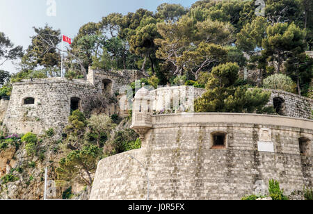 Mittelalterliche Festung, die dem Fürstenpalast in Monte Carlo, Fürstentum Monaco umgibt Stockfoto