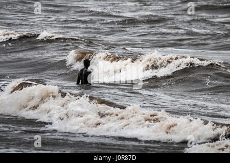 Antony Gormley Statue. Crosby Strand. Ein weiterer Ort. Stockfoto