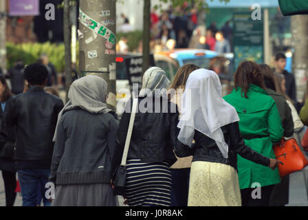 Asiatische, afrikanische Flüchtlinge gekleidet Hijab Schal auf der Straße in die UK alltägliche Szene drei junge Mädchen zu Fuß in Menge Stockfoto