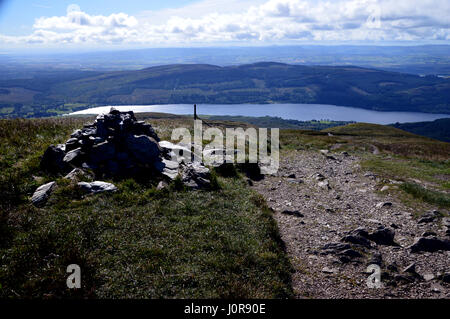 Loch Venachar vom Fußweg auf dem S/E Ridge des Scottish Mountain Corbett Ben Ledi im Trossachs National Park, Scottish Highlands. Stockfoto