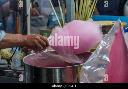 Ein Mann, der Zuckerwatte an einem lokalen Festival in der Stadt Korfu, Griechenland. Stockfoto