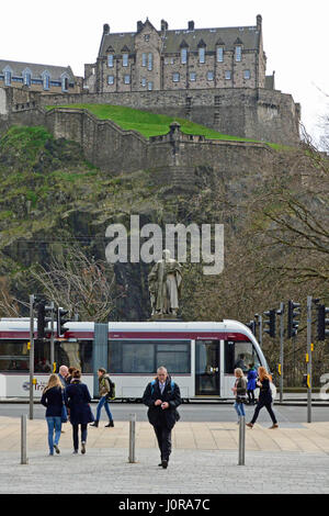 Einer der Edinburghs Wahrzeichen Statuen scheint im Zentrum Stadt Edinburgh Castle im Hintergrund auf Straßenbahn fahren Stockfoto