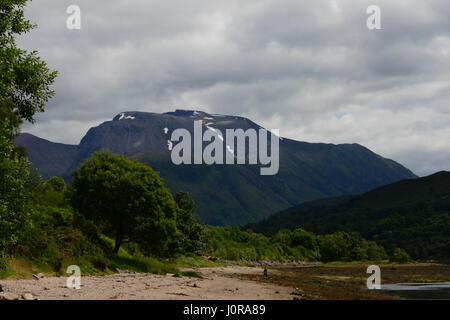 Schottlands höchsten Berg Ben Nevis betrachtet von Loch Eil Stockfoto