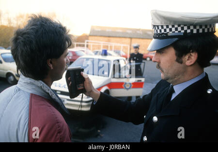 Polizisten Test Alkoholtest-Kit auf Autofahrer Großbritannien 1987 Stockfoto