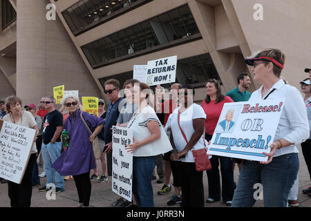Dallas, Texas USA. 15. April 2017. Steuer März Demonstranten versammeln sich in Dallas City Hall fordert Präsident Donald Trump seine Einkommensteuererklärungen freizugeben.  Keith Adamek/Alamy Live-Nachrichten Stockfoto