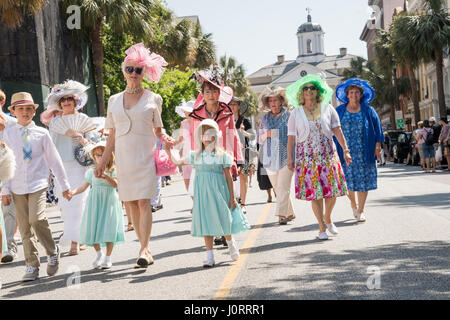 Charleston, South Carolina, USA. 15. April 2017. Eine Gruppe von Frauen bekleidet Ostern Putz sashay unten Broad Street vorbei an alten Zollhaus während der jährlichen Hut Damen Ostern Promenade im historischen Viertel 15. April 2017 in Charleston, SC. Die Gruppe ehrt die Tradition des Tragens Hüte und Promenaden durch die Altstadt, die Osterferien zu markieren. Bildnachweis: Planetpix/Alamy Live-Nachrichten Stockfoto