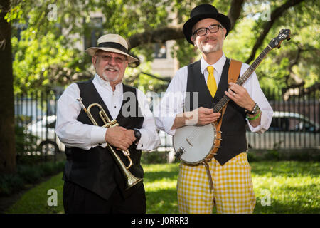 Charleston, South Carolina, USA. 15. April 2017. Musiker-Pose vor dem Start der jährlichen Hut Damen Ostern Promenade im historischen Viertel 15. April 2017 in Charleston, SC. Die Gruppe ehrt die Tradition des Tragens Hüte und Promenaden durch die Altstadt, die Osterferien zu markieren. Bildnachweis: Planetpix/Alamy Live-Nachrichten Stockfoto