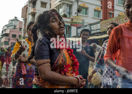 15. April 2017 - Kolkata, Westbengalen, Indien - Kolkata, Westbengalen, Indien: Dondi ist ein hindu-Ritual durchgeführt am Tag des Shitala Puja, eine hinduistische Göttin, die verehrt wird, um Menschen gegen viele Behinderungen und Krankheiten zu schützen. An heißen Sie Sommer Tag Dutzende von Hindus nach der Einnahme von Heiligen Bad im Ganges genannt Adi Ganga der Kalighat, Kalkutta, Indien, dieses Ritual lokal bekannt als Dondi durchgeführt. Devoteesstake, beispiellos Wege, um das Ritual, nur mit dem Glauben führen, die ihre persönlichen Wünsche sicherlich gewonnen werden würde. Sie zahlen Ehrerbietung kriechend hinunter das gesamte Straße bis zu den Stockfoto