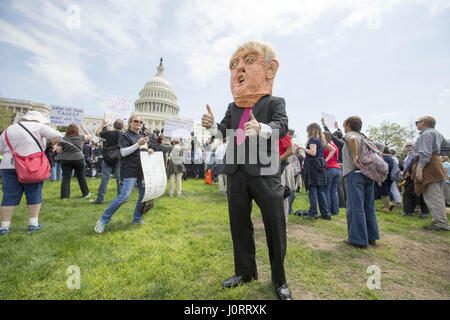 Washington, District Of Columbia, USA. 15. April 2017. Ein Demonstrant mit DONALD TRUMP Papier Pappmaché Maske auf dem Steuer-Marsch, um Präsident Donald Trump seine Steuern in Washington, DC am 15. April 2017 veröffentlichen zu fördern. Bildnachweis: Alex Edelman/ZUMA Draht/Alamy Live-Nachrichten Stockfoto