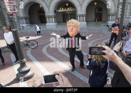Washington, District Of Columbia, USA. 15. April 2017. Ein Demonstrant gekleidet in einer DONALD TRUMP Papier Pappmaché Maske im Trump International Hotel während des Marsches Steuer, um Präsident Donald Trump seine Steuern in Washington, DC am 15. April 2017 veröffentlichen zu fördern. Bildnachweis: Alex Edelman/ZUMA Draht/Alamy Live-Nachrichten Stockfoto