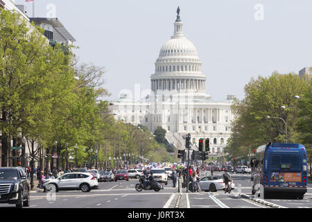 Washington, District Of Columbia, USA. 15. April 2017. Demonstranten marschieren auf der Pennsylvania Avenue während der Steuer-Marsch, um Präsident Donald Trump seine Steuern in Washington, DC am 15. April 2017 veröffentlichen zu fördern. Bildnachweis: Alex Edelman/ZUMA Draht/Alamy Live-Nachrichten Stockfoto