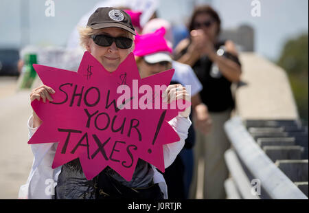 Palm Beach, Florida, USA. 15. April 2017. Deborah Fairchild, West Palm Beach trat etwa 700 Demonstranten marschieren von West Palm Beach nach Bingham Island in einer Bemühung, Präsident Donald J. Trump seine Steuererklärungen am 15. April 2017 veröffentlichen zu überzeugen. Bildnachweis: Allen Eyestone/The Palm Beach Post/ZUMA Draht/Alamy Live-Nachrichten Stockfoto