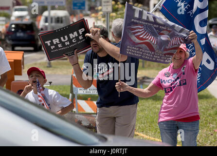 West Palm Beach, Florida, USA. 15. April 2017. Präsident Donald J. Trump Fans verhöhnen Demonstranten Trump seine Steuererklärungen in West Palm Beach, Florida am 15. April 2017 veröffentlichen zu wollen. Bildnachweis: Allen Eyestone/The Palm Beach Post/ZUMA Draht/Alamy Live-Nachrichten Stockfoto