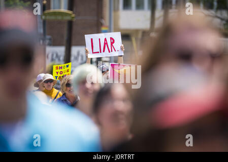 Atlanta, Georgia, USA. 15. April 2017. 400 Menschen versammelten sich in Atlanta für eine Rallye und März fordert Präsident Trump seine Steuererklärungen freizugeben. Bildnachweis: Steve Eberhardt/ZUMA Draht/Alamy Live-Nachrichten Stockfoto