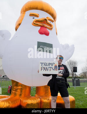 Washington, DC USA, Samstag, 15. April 2017: Tausende von Demonstranten versammeln sich auf dem Capitol Hill, Präsident Donald Trump zum lösen seine Steuern zu verlangen. Bildnachweis: B Christopher/Alamy Live-Nachrichten Stockfoto