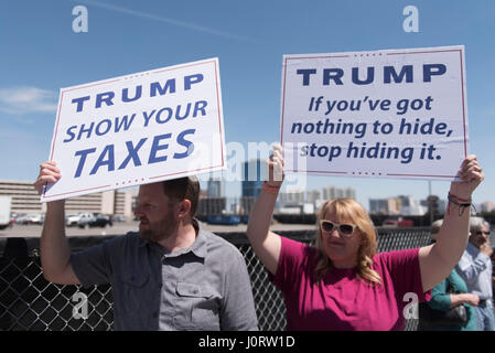 Washington, DC, USA. 15. April 2017. Demonstranten außerhalb von Trump International Hotel Nachfrage Präsident Trump veröffentlicht seine Steuererklärungen. Las Vegas, Nevada, 15. April 2017. Steuer Tag Kundgebungen sind in Dutzenden Städten bundesweit statt. Bildnachweis: Jason Ogulnik/Alamy Live-Nachrichten Stockfoto