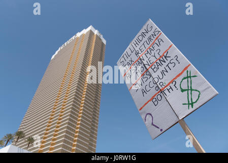 Washington, DC, USA. 15. April 2017. Demonstranten außerhalb von Trump International Hotel Nachfrage Präsident Trump veröffentlicht seine Steuererklärungen. Las Vegas, Nevada, 15. April 2017. Steuer Tag Kundgebungen sind in Dutzenden Städten bundesweit statt. Bildnachweis: Jason Ogulnik/Alamy Live-Nachrichten Stockfoto