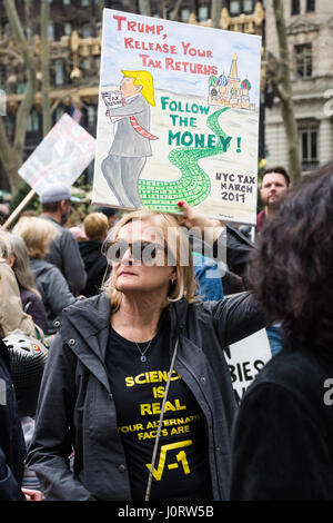 New York, USA. 15. April 2017. Demonstranten nehme in New York City fordert Präsident Trump freizugebende seine persönlichen Steuererklärungen auf Datum Bürger Datei Steuern in den USA traditionell verpflichtet sind. Bildnachweis: Matthew Cherchio/Alamy Live-Nachrichten Stockfoto