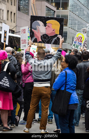 New York, USA. 15. April 2017. Demonstranten nehme in New York City fordert Präsident Trump freizugebende seine persönlichen Steuererklärungen auf Datum Bürger Datei Steuern in den USA traditionell verpflichtet sind. Bildnachweis: Matthew Cherchio/Alamy Live-Nachrichten Stockfoto