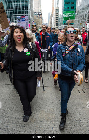 New York, USA. 15. April 2017. Demonstranten nehme in New York City fordert Präsident Trump freizugebende seine persönlichen Steuererklärungen auf Datum Bürger Datei Steuern in den USA traditionell verpflichtet sind. Bildnachweis: Matthew Cherchio/Alamy Live-Nachrichten Stockfoto
