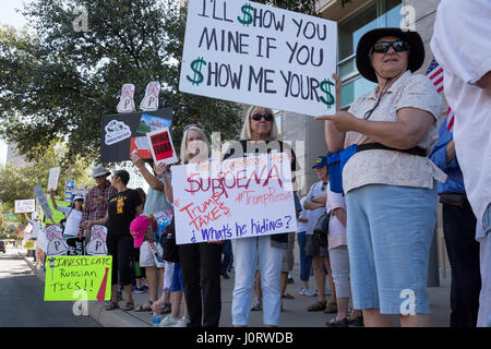 Tucson, Arizona, USA. 15. April 2017.  Hunderte versammelten sich vor dem Bundesgericht am traditionellen Tag für die Zahlung der Bundeseinkommenssteuern zu fordern, dass Präsident Donald Trump seine Steuererklärungen abgeben. Bildnachweis: Jim West/Alamy Live-Nachrichten Stockfoto