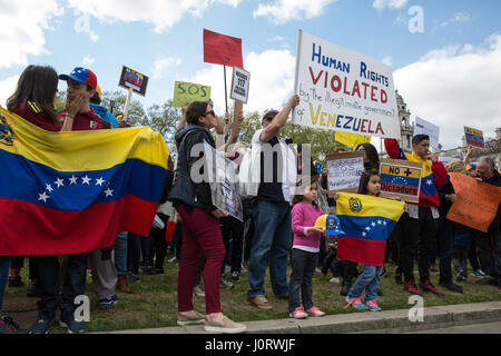 London, UK. 15. April 2017. Mitglieder der venezolanischen Gemeinde Großbritanniens in Parliament Square protestieren gegen die Regierung von Präsident Nicolas Maduro und die brutale Unterdrückung der Proteste gegen die Regierung in Venezuela und Wahlen zu fordern. Bildnachweis: Mark Kerrison/Alamy Live-Nachrichten Stockfoto