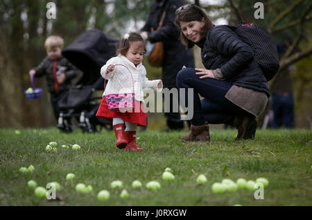 Vancouver, Kanada. 15. April 2017. Kinder suchen nach Eiern während der jährlichen Easter Egg Hunt Veranstaltung im Van Dusen Botanical Garden in Vancouver, Kanada, 15. April 2017. Bewohner und Kinder folgten die Tradition hier am Samstag durch die Teilnahme an der 9. jährliche Ei Jagd-Veranstaltung im Van Dusen botanischen Garten, das Osterfest zu feiern. Bildnachweis: Liang Sen/Xinhua/Alamy Live-Nachrichten Stockfoto