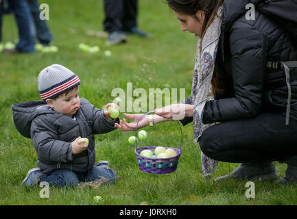 Vancouver, Kanada. 15. April 2017. Ein Junge sucht nach Eiern während der jährlichen Easter Egg Hunt Veranstaltung im Van Dusen Botanical Garden in Vancouver, Kanada, 15. April 2017. Bewohner und Kinder folgten die Tradition hier am Samstag durch die Teilnahme an der 9. jährliche Ei Jagd-Veranstaltung im Van Dusen botanischen Garten, das Osterfest zu feiern. Bildnachweis: Liang Sen/Xinhua/Alamy Live-Nachrichten Stockfoto