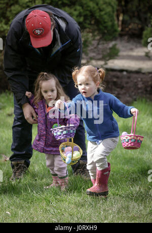 Vancouver, Kanada. 15. April 2017. Kinder suchen nach Eiern während der jährlichen Easter Egg Hunt Veranstaltung im Van Dusen Botanical Garden in Vancouver, Kanada, 15. April 2017. Bewohner und Kinder folgten die Tradition hier am Samstag durch die Teilnahme an der 9. jährliche Ei Jagd-Veranstaltung im Van Dusen botanischen Garten, das Osterfest zu feiern. Bildnachweis: Liang Sen/Xinhua/Alamy Live-Nachrichten Stockfoto