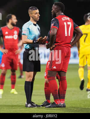 Columbus, Ohio, USA. 15. April 2017. Schiedsrichter Nima Sagahfi bespricht das Spiel mit Toronto FC vorwärts Jozy Altidore (17) in ihrem Spiel gegen Columbus Crew SC im Mapfe Stadium in Columbus, Ohio, USA. Brent Clark/Alamy Live-Nachrichten Stockfoto