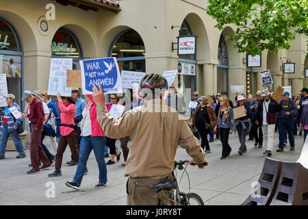 Santa Cruz, Kalifornien, USA. 15. April 2017. Demonstranten marschieren Innenstadt um die Freilassung von Präsident Trump Steuern fordern. Iris Photoimages/Alamy Live-Nachrichten Stockfoto