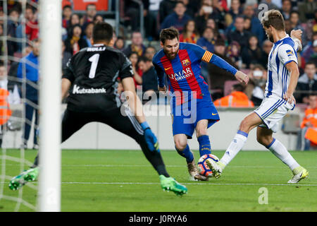 Barcelona, Spanien. 15. April 2017. Barcelonas Lionel Messi (C) dribbelt den Ball während der spanischen ersten Liga Fußballspiel FC Barcelona gegen Real Sociedad am Stadion Camp Nou in Barcelona, Spanien, 15. April 2017. Barcelona gewann 3-2. Bildnachweis: Pau Barrena/Xinhua/Alamy Live-Nachrichten Stockfoto