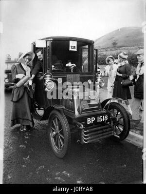 11. November 1965 - Veteran Auto laufen von London nach Brighton Laufwerke serviert mit trinken heiße Schokolade auf dem Weg; 250 Veteran Autos wurden für die jährliche Royal Automobile Club Veteran Auto laufen von London nach Brighton, ausgehend vom Hyde Park heute Morgen abgeschlossen. Passend zu diesem Anlass, serviert Mädchen, gekleidet in historischen Kostümen heiße Schokolade Getränke von einem veteran LKW auf einem lag, in der Nähe von Pyscombe, sieben Meilen von Brighton. Foto zeigt Sarah Quenel, gekreuzt in historischen Kostümen, gießt sich ein heißes Schokoladengetränk für Herrn Strathgaron am Steuer seiner 1903 George Richard, er machte einen Stopp für Erfrischungen Stockfoto