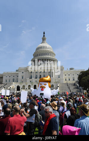 Washington, USA. 15. April 2017. Demonstranten nehmen Teil an der "März-Steuer" auf US-Präsident Donald Trump seine Steuererklärungen auf Kapitol in Washington, DC, USA, am 15. April 2017 zu veröffentlichen. Tausende von Demonstranten gingen auf die Straße in den Vereinigten Staaten Samstag zu fordern, dass Präsident Donald Trump seine Steuererklärungen abgeben. Bildnachweis: Yin Bogu/Xinhua/Alamy Live-Nachrichten Stockfoto