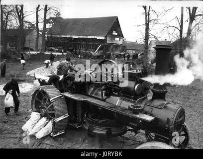 4. April 1971 - The Giant Aufgabe der Bewegung einer 400 Jahre alten Scheune im Knebworth House: The Park von Lord und Lady Cobbeld's Knebworth House in Hertfordshire, speziell eröffnet werden über das Osterwochenende damit Besucher sehen, eine 400 Jahre alte Scheune, die verschoben werden können. Die £5.000 Aufgabe der Bewegung der alten Scheune von Manor Farm, alte Knebworth auf eine angrenzende Knebworth House Website dauert die Vertragspartner mehr als einen Monat. Um die Balken demontieren und montieren es auf die neue Foundaions hätte eine halbe Meile entfernt doppelt so viel gekostet. Die Bars, die 70-Fuß lang ist und der traditionellen Holz-Fram Stockfoto