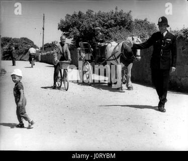 6. Juni 1970 - Sark erste Polizist; Steuerung der Feierabendverkehr auf der Insel Sark - die kleine Kanalinsel ist wo gibt es keine Autos, Paradies, P.C.Thomas Birke - gesehen hält ein Pony und Trap und ein Radfahrer, einen kleinen junge zu überqueren zu ermöglichen. P.C. Birch - Sarks erste Polizist - kamen auf der Insel gestern auf zwei Wochen Loslösung von der benachbarten Insel Guernsey, helfen auszumerzen Sark Verbrechenswelle zumindest scheint es wie eine Welle von Verbrechen, die friedlichen Bewohner - Rosenstöcke hochgezogen, Zyklen, manipuliert und elektronische Wagen brechen die 5 mph Höchstgeschwindigkeit und dru Stockfoto