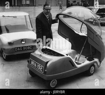 März 1966: Zwei batteriebetriebene Elektrofahrzeuge, die aus einem konventionellen 10-Motor-Fahrer umgebaut wurden, und ein experimentelles Elektroauto mit Kurzstreckenantrieb, genannt „Scamp“, wurden heute im Herzen der Londoner City demonstriert. Anstatt mit Kraftstoff zu tanken, schließen die Autos an billige Nebenstromanlagen an, was die Betriebskosten von etwa d pro Meile verursacht. Die Autos wurden vom Elektrizitätsrat als eine Stufe in der Entwicklung eines Allzweck-, Kurzstrecken- und Stadtbahnwagens dargestellt. Die Mini-Umbauten sind Teil der Appliance und des Electricity Council Stockfoto