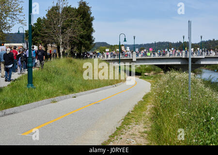 Santa Cruz, Kalifornien, USA. 15. April 2017. Demonstranten marschieren Innenstadt um die Freilassung von Präsident Trump Steuern fordern. Iris Photoimages/Alamy Live-Nachrichten Stockfoto